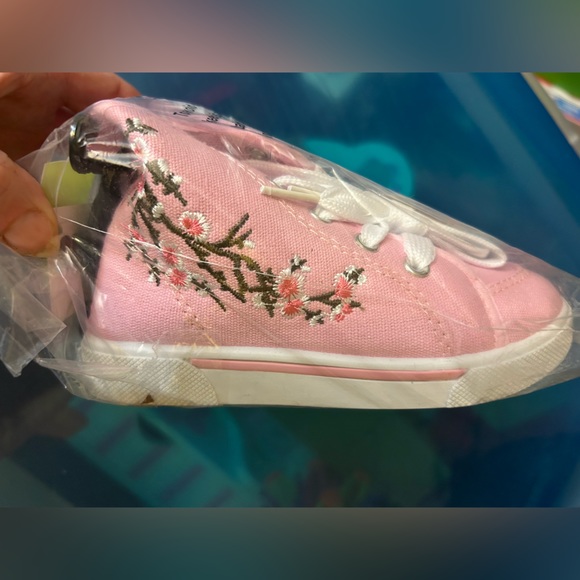 Chillipop Girl’s embroidered cherry blossoms high top sneaker size 8 NWT - Picture 4 of 5